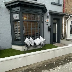 House Located Centrally For Up To 8 Guests Scarborough